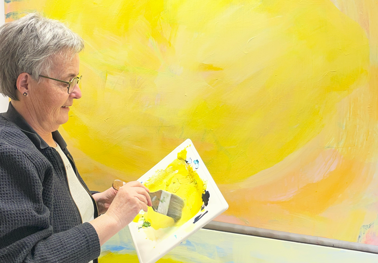 Kunstner maler på lærred