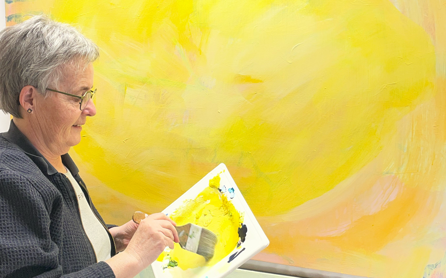 Kunstner maler på lærred