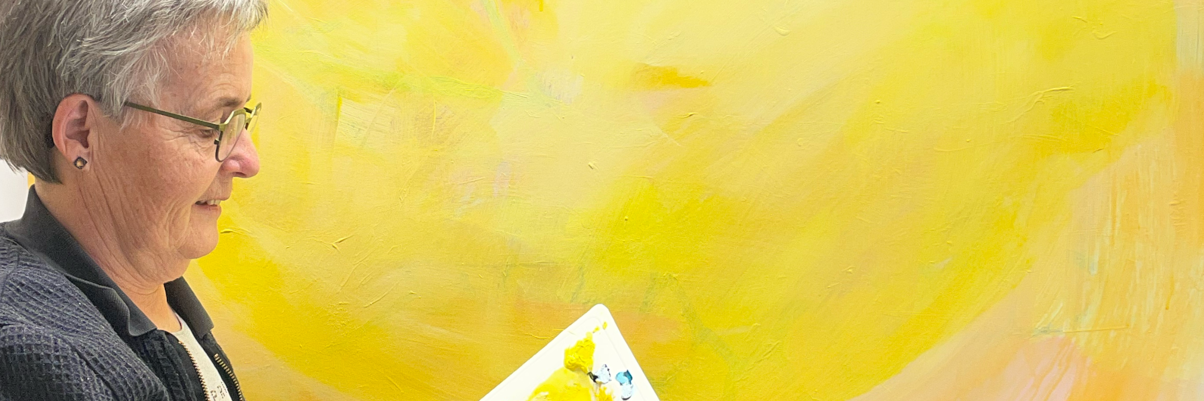 Kunstner maler på lærred