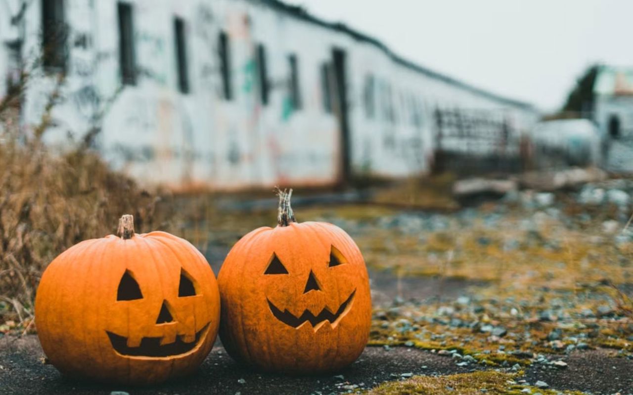 To halloween græskar i en forladt gård