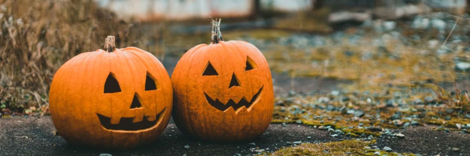 To halloween græskar i en forladt gård