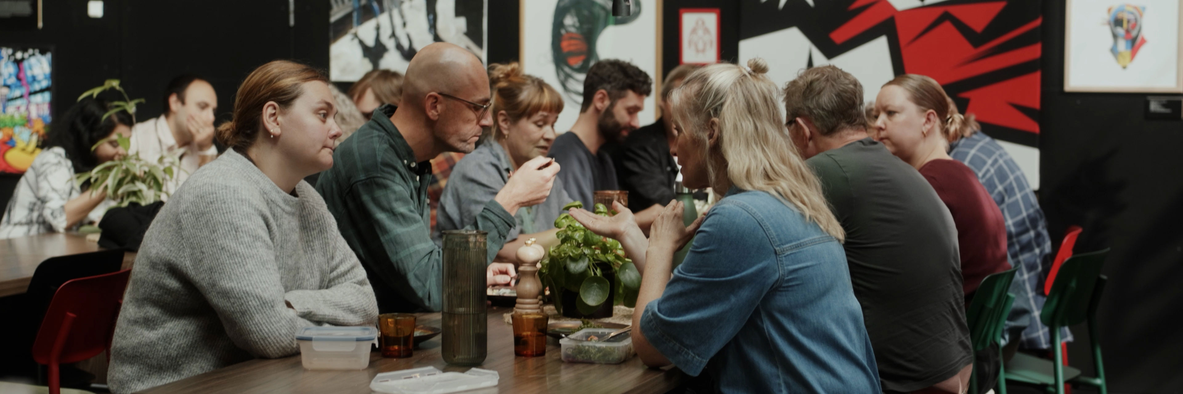 mennesker spiser ved bord i cafeen