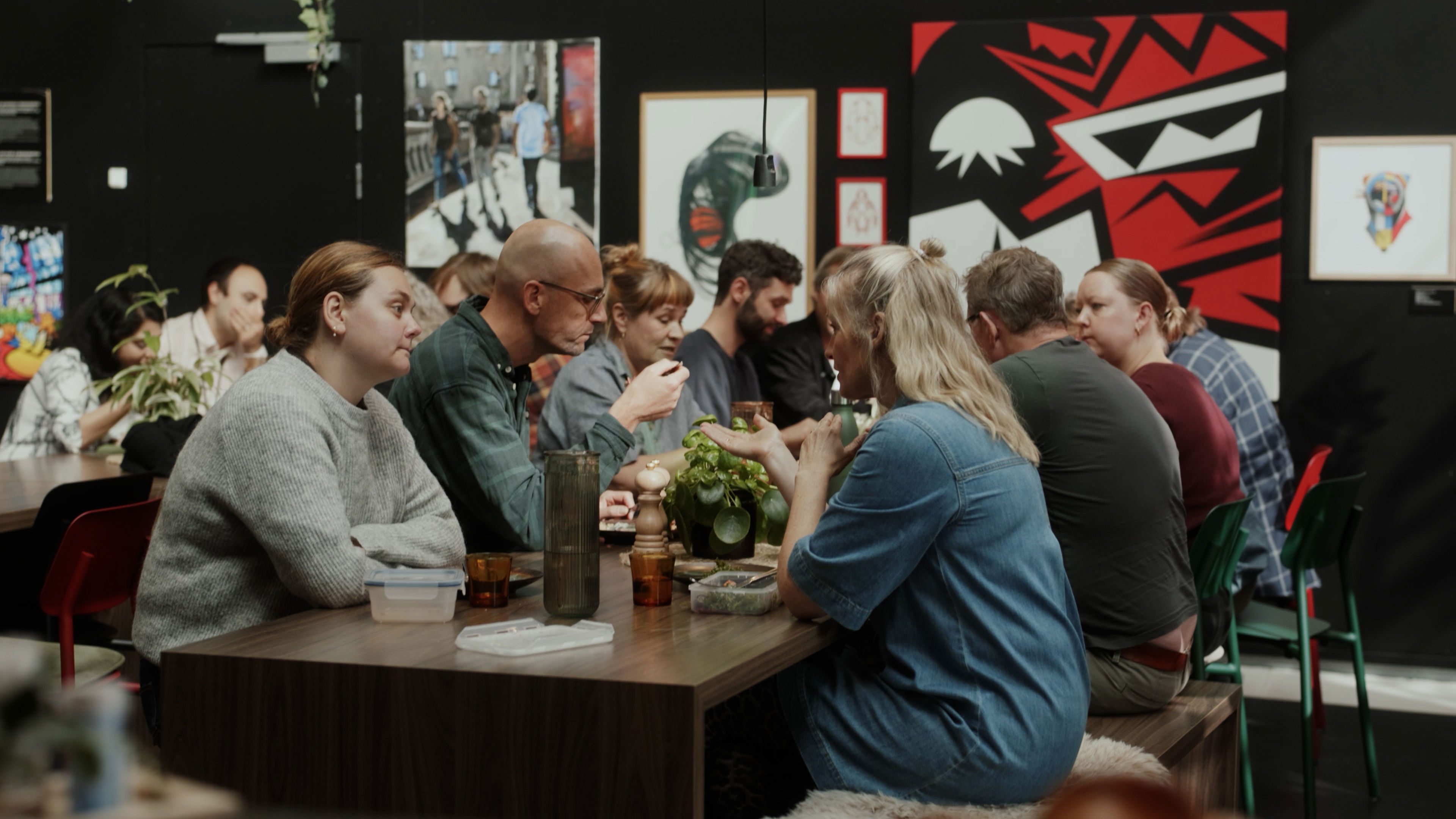mennesker spiser ved bord i cafeen